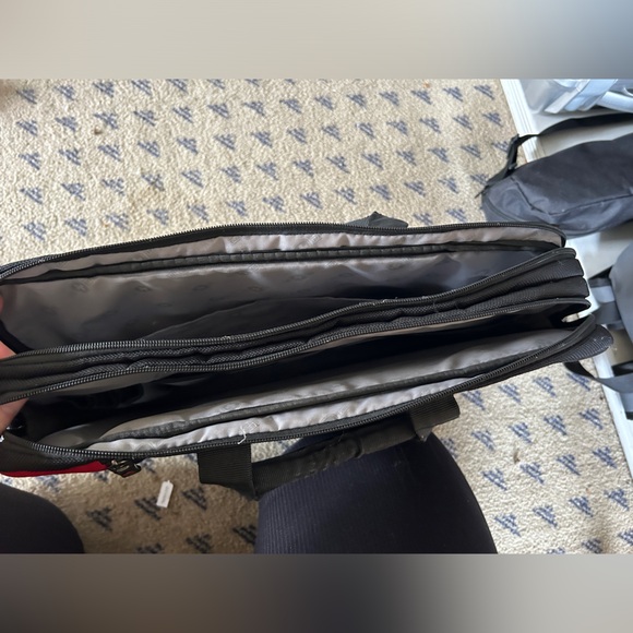 Swissgear Laptop Messenger Bag - Picture 6 of 7